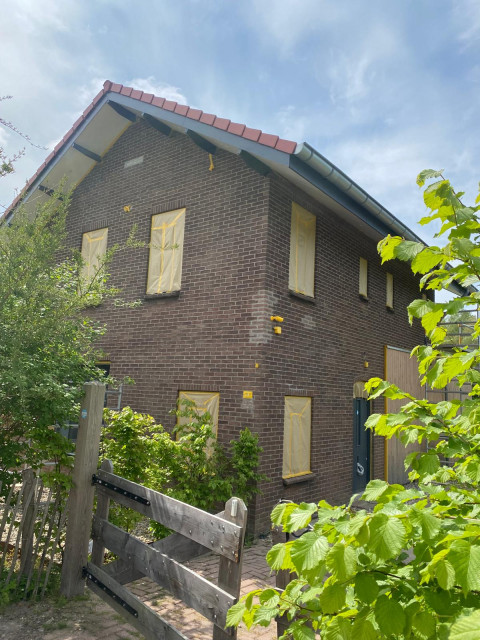 Buitenmuur woonhuis Barendrecht voor schilderwerk met afgeplakte ramen.