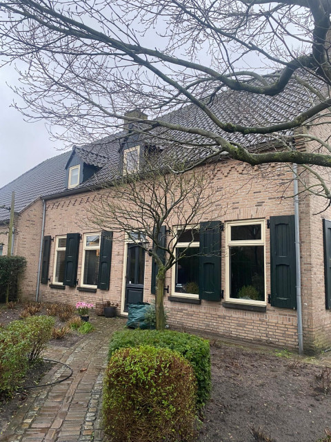 Houtrotsanering en buitenschilderwerk woonboerderij Hoeven
