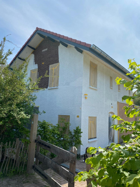 Buitenmuur voorzien van eerste laag muurverf.
