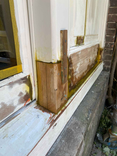 Houtrotsanering met herstelwerkzaamheden kozijnstaander
