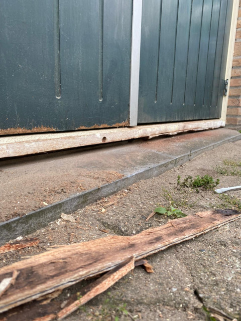Kozijn met houtrot en los stuk rot hout